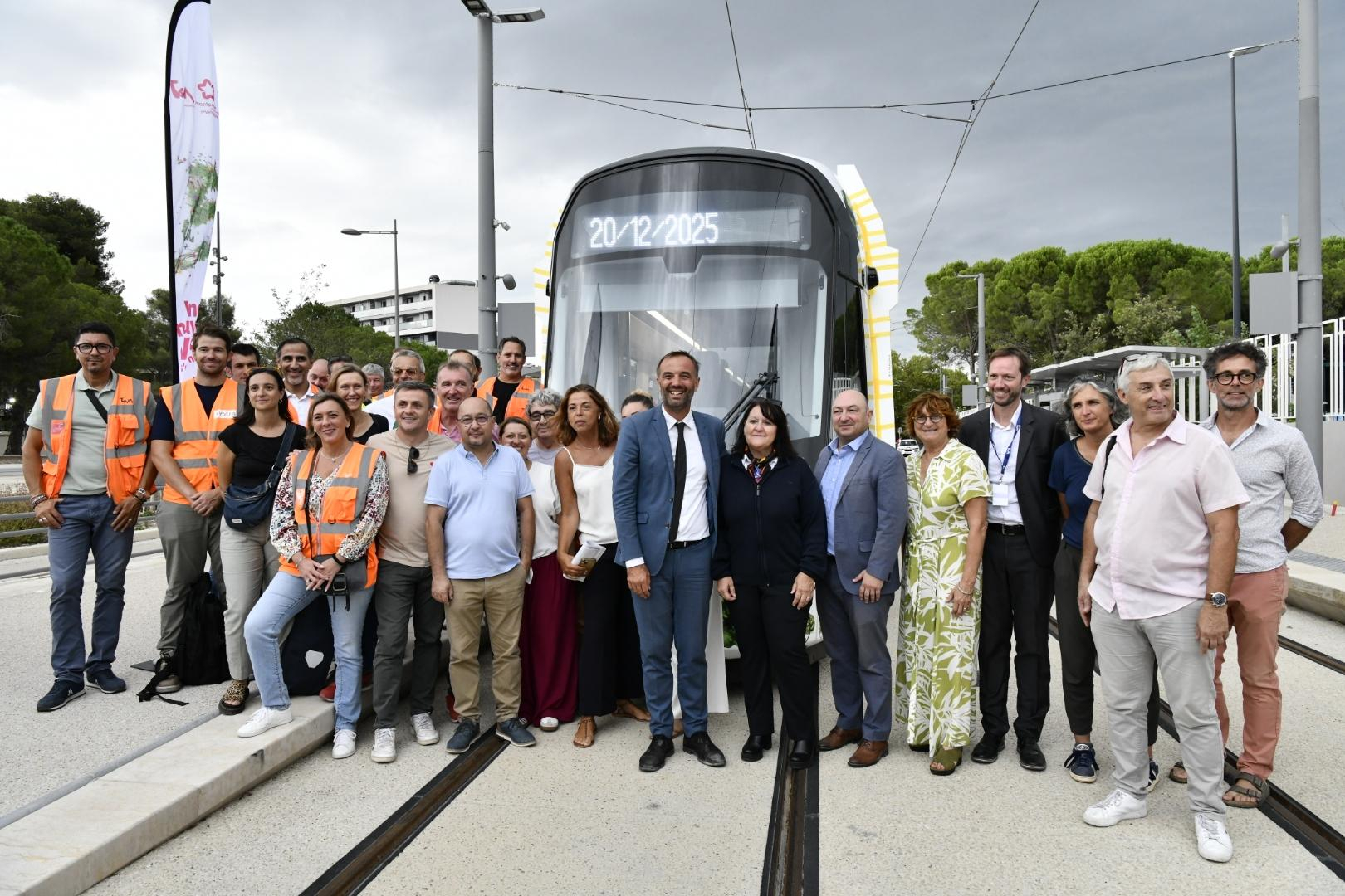 Aux côtés de Michaël Delafosse, des élus et une partie des équipes qui ont participé aux essais de la ligne 5