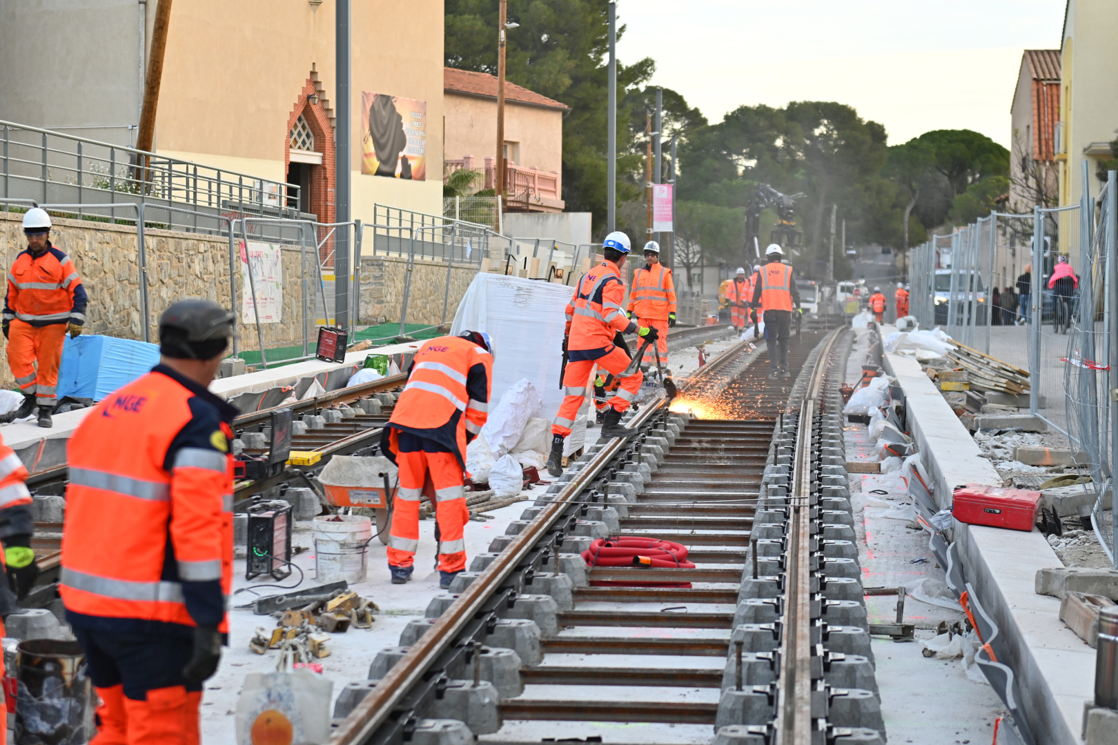 chantier de la ligne 5 de tramway ouvriers rails étincelles outils barrières
