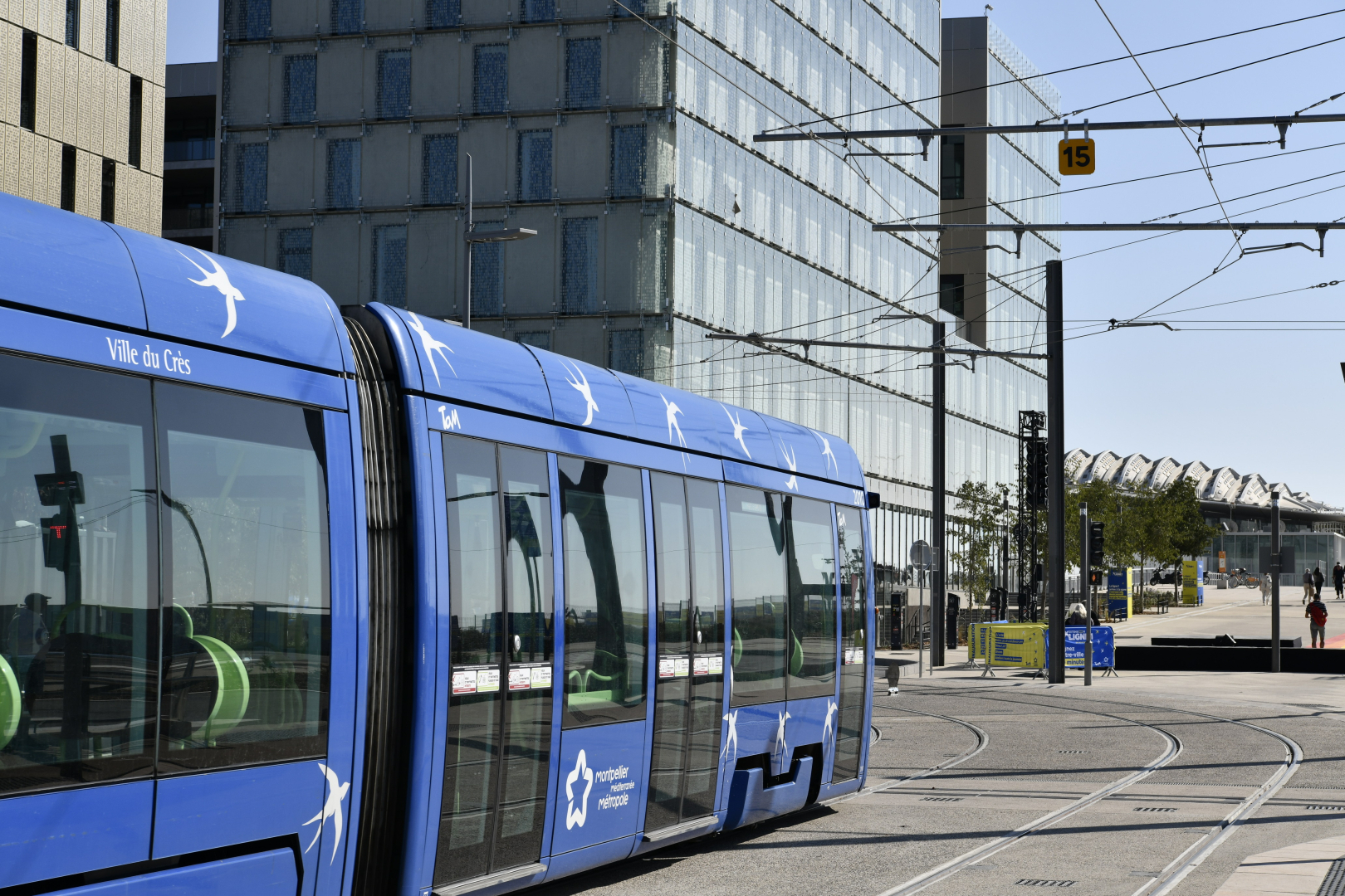 tramway ligne 1 immeuble gare Sud de France rails voyageurs rainbow flag de bienvenue