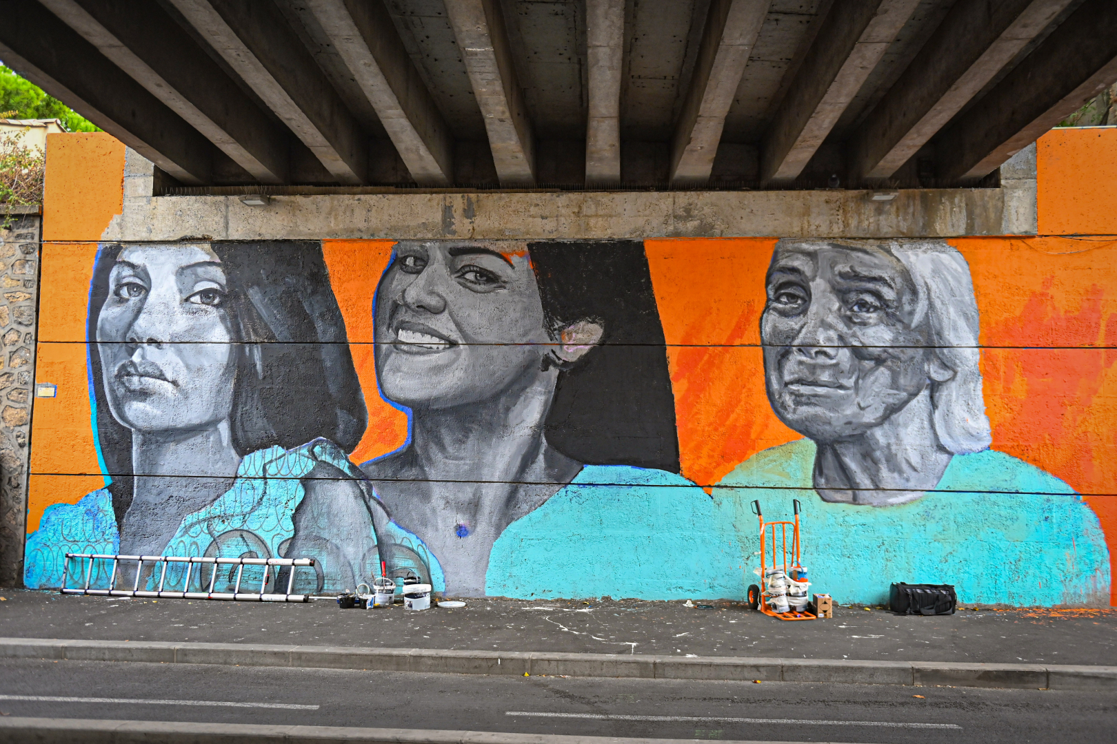 fresque murale sous le pont de l'avenue de la Liberté avec visages de femmes 