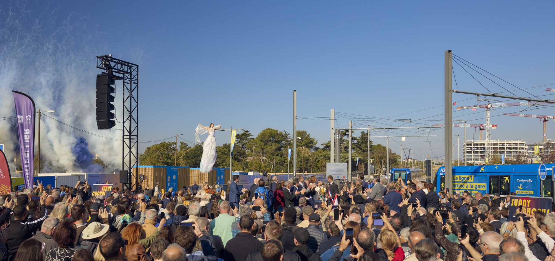 feux d'artifice foule officiels violoniste acrobate tramway ciel bleu 