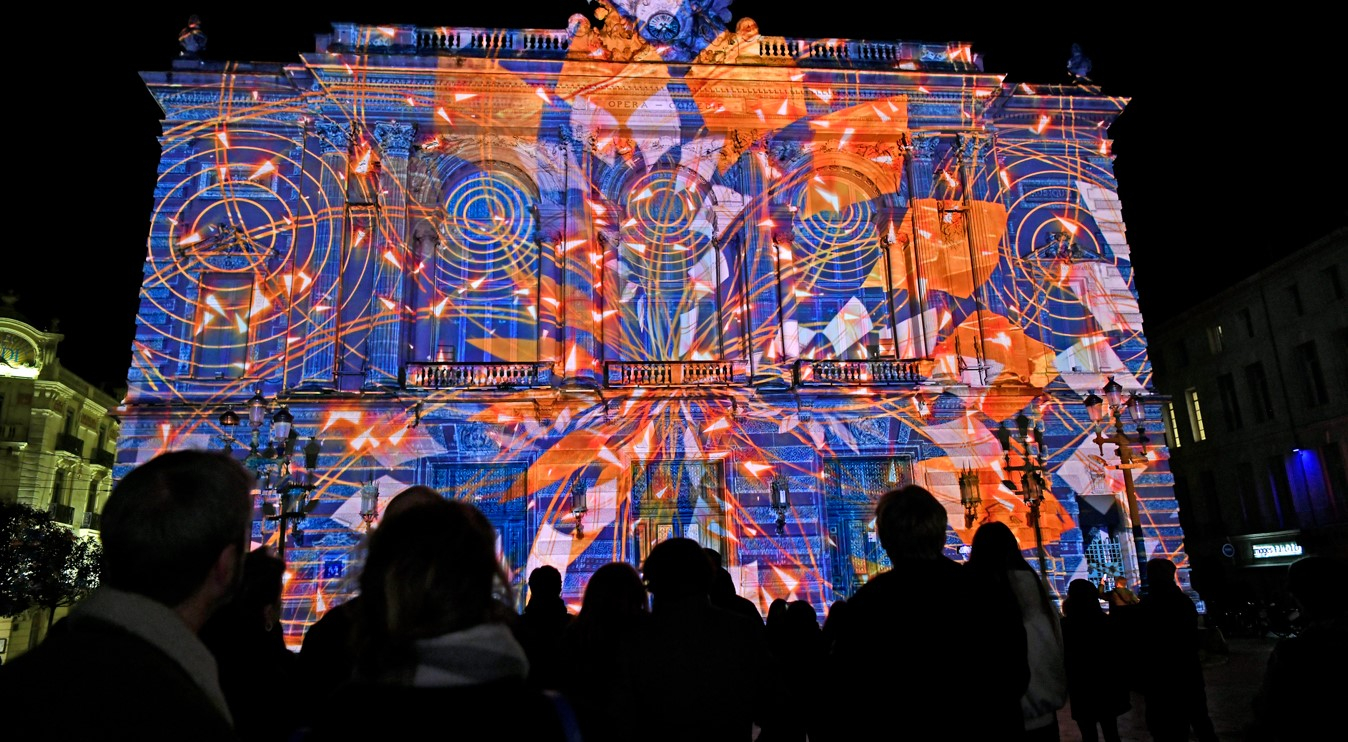 Projection sur la façade de l'opéra en 2024