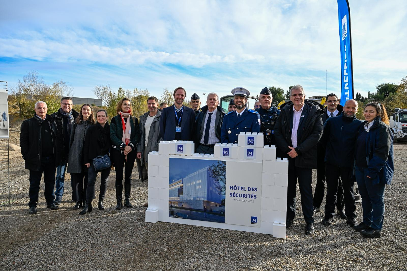 agents des services de la collectivité dédiés à la sécurité rassemblés autour de la première pierre du chantier