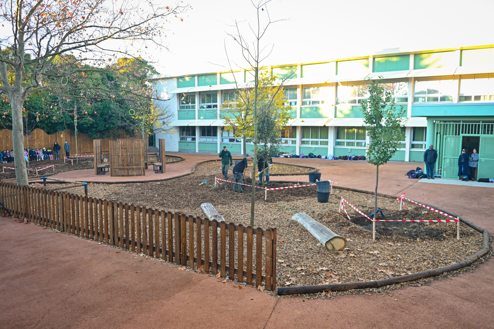 cour aventure végétalisée école Léo Malet espaces verts arbres bâtiments personnels enfants 