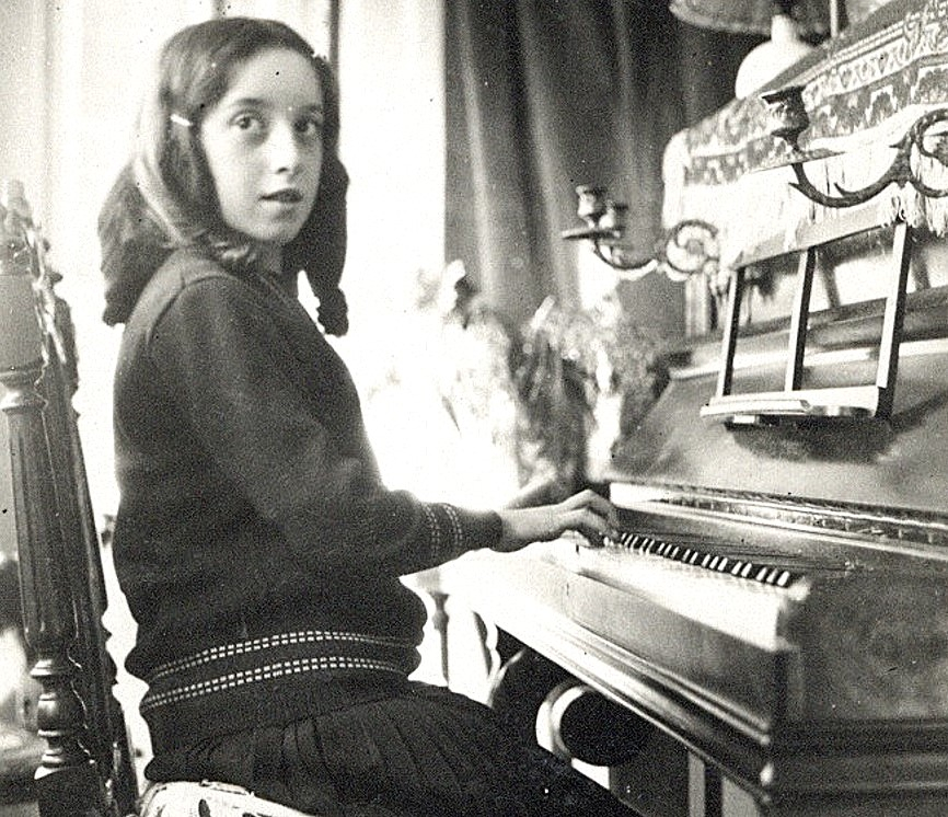 Jeanne Demessieux enfant devant son piano