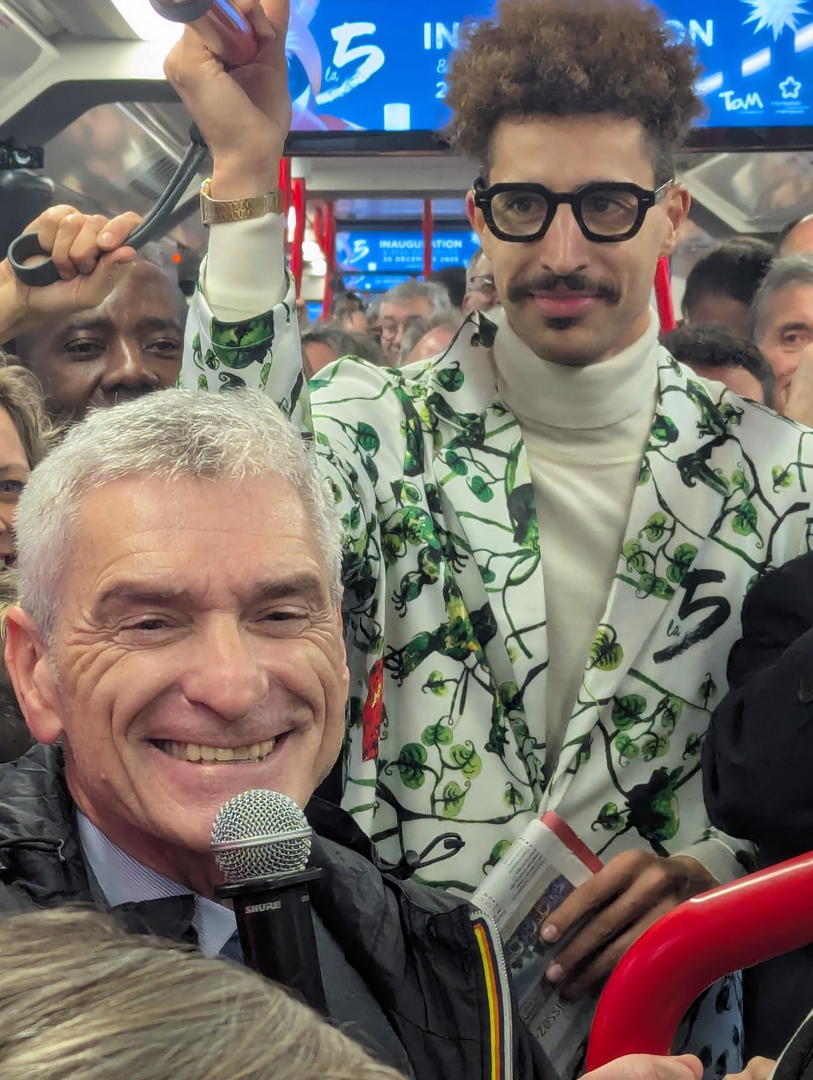 Ricardo de la troupe artistique Too Busy Too Funk a embarqué sa joie dès la rame inaugurale. des questions à Alain PIcard, directeur de CAF, constructeur des nouvelles rames de tramway à Bagnères-de-Bigorre