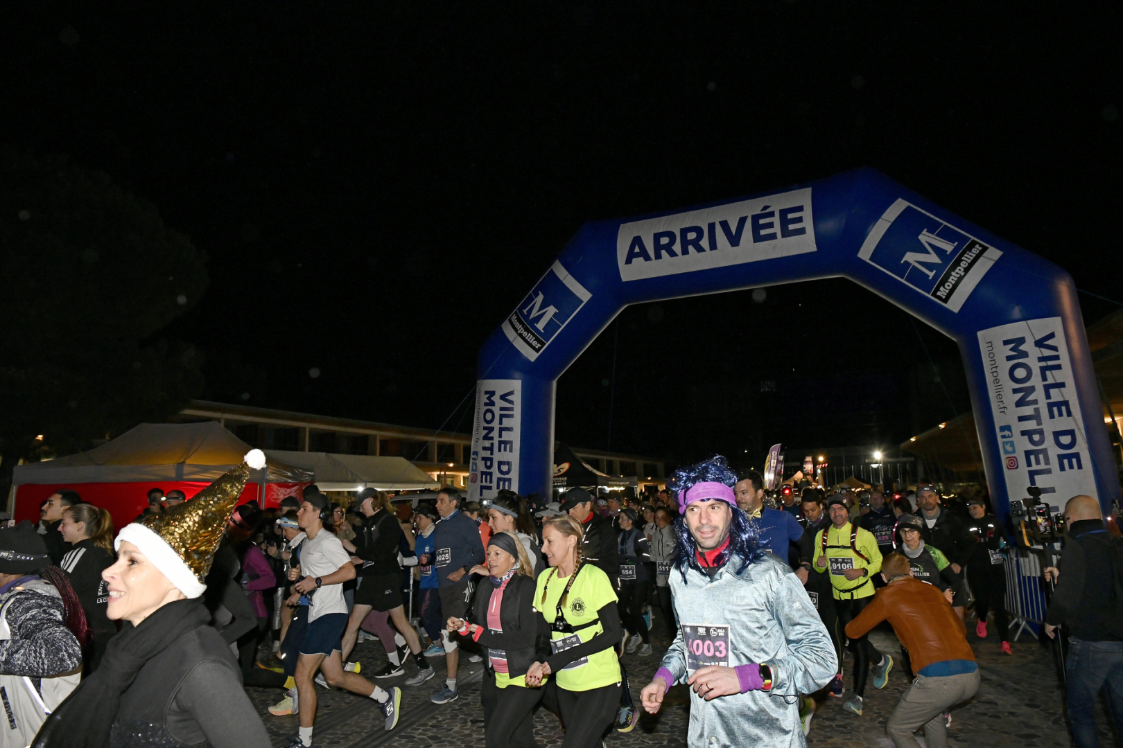 Les coureurs de l'Urban Trail 2025 franchissent la ligne d'arrivée