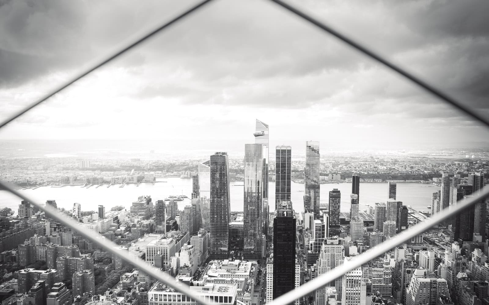 Vue de grattes-ciel de Manhattan, en noir et blanc