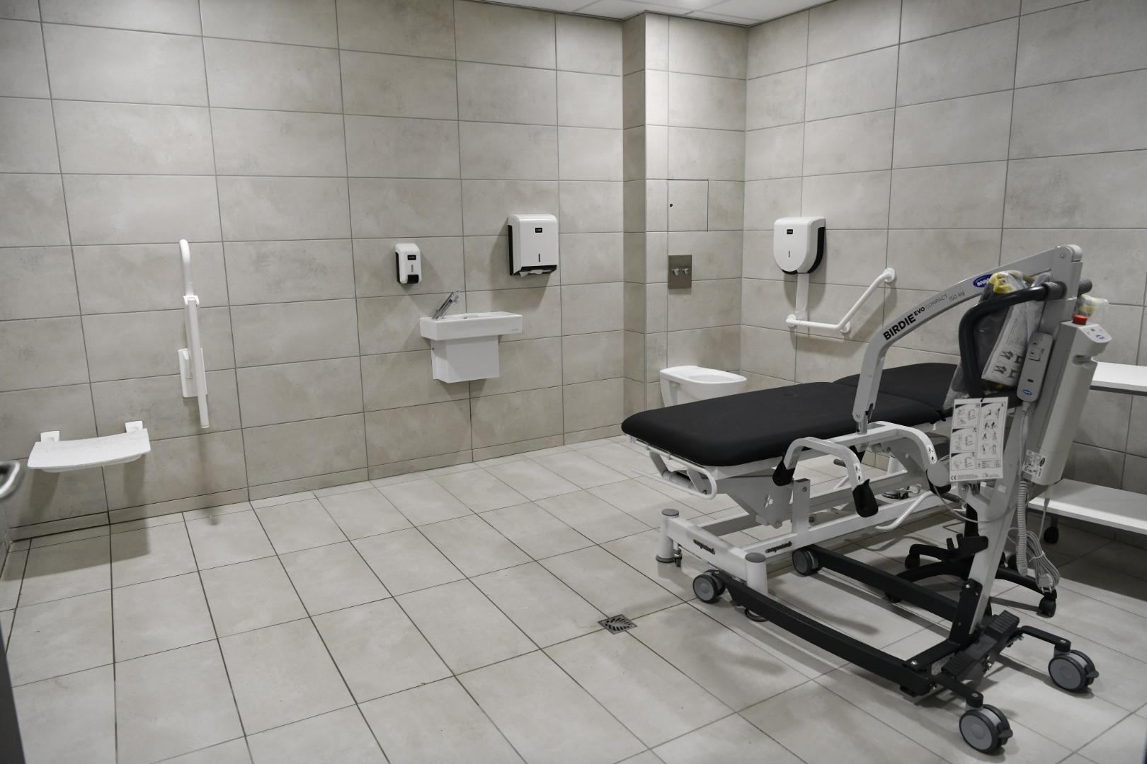 handi room avec conception et équipements spécifiques (fauteuil, brancard réglable, siège...)