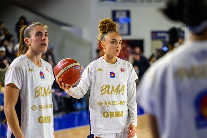 Garance Rabot et Kenza Salgues avec un ballon lors de l'échauffement