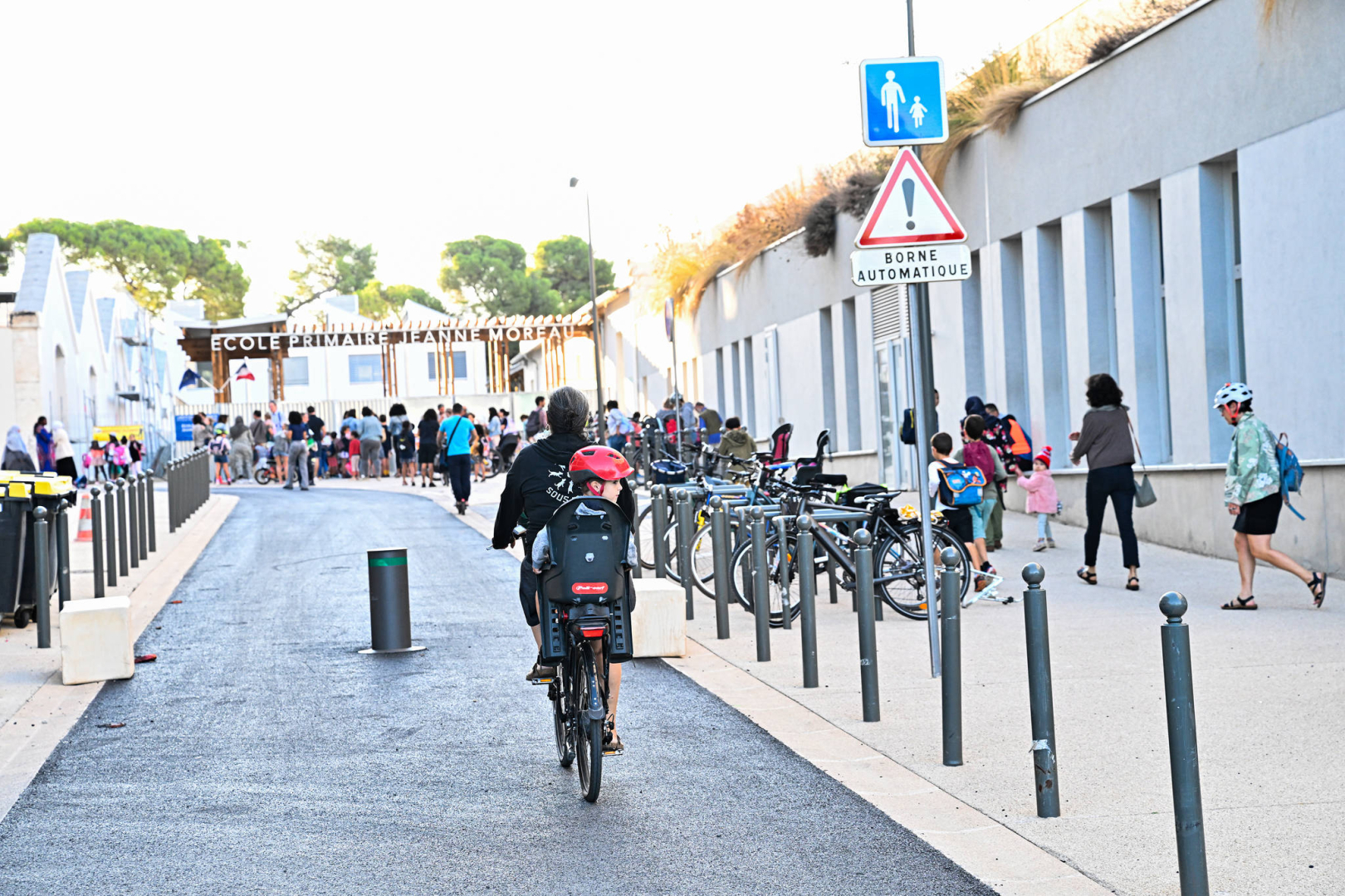 enfant et parents allant à l'école