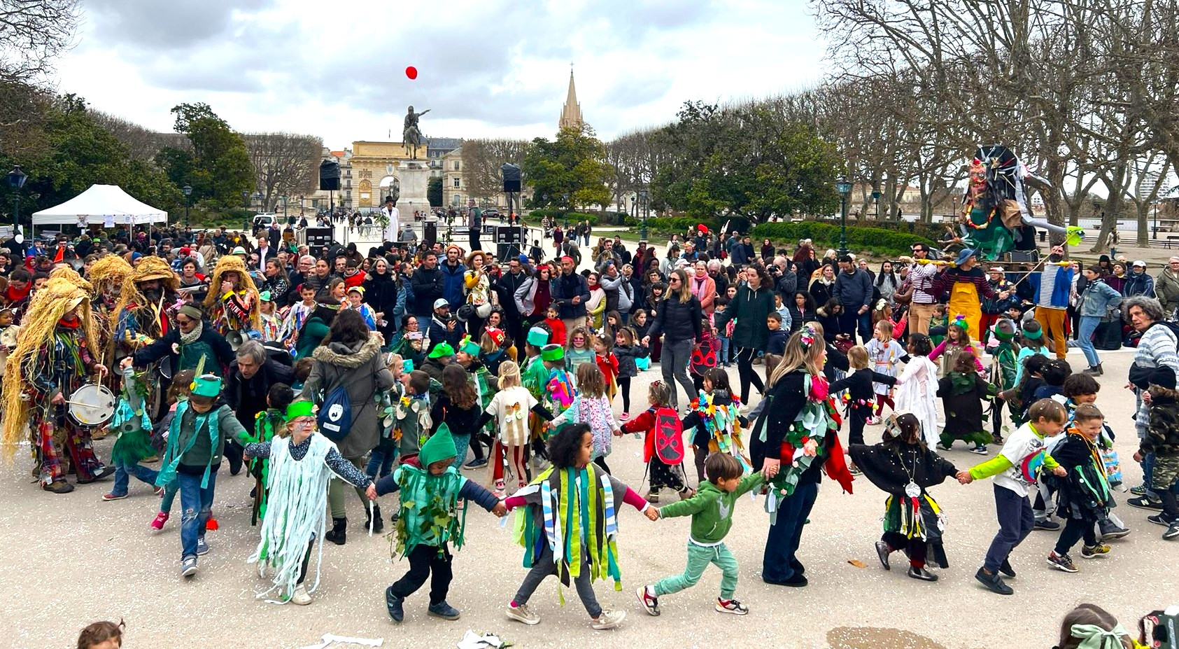 Farandole des enfants au Peyrou