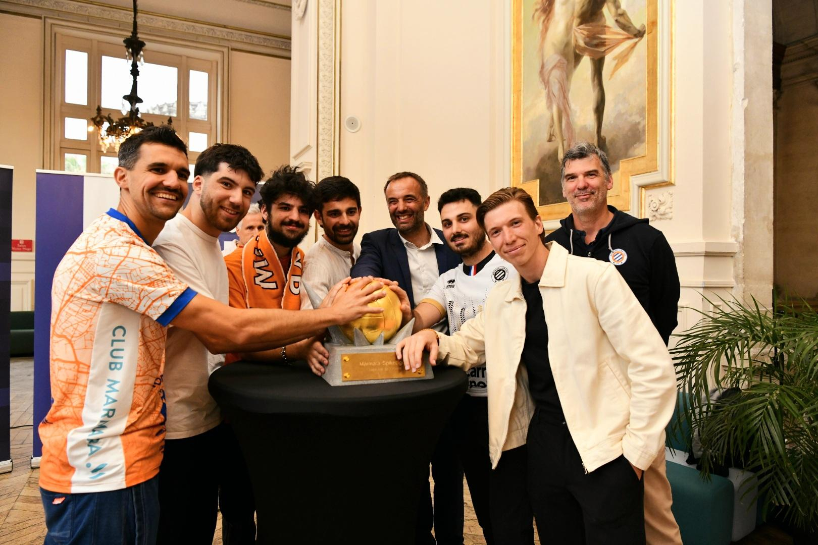 Une partie de l'équipe montpelliéraine devant le trophée de la Marmara SpikeLigue