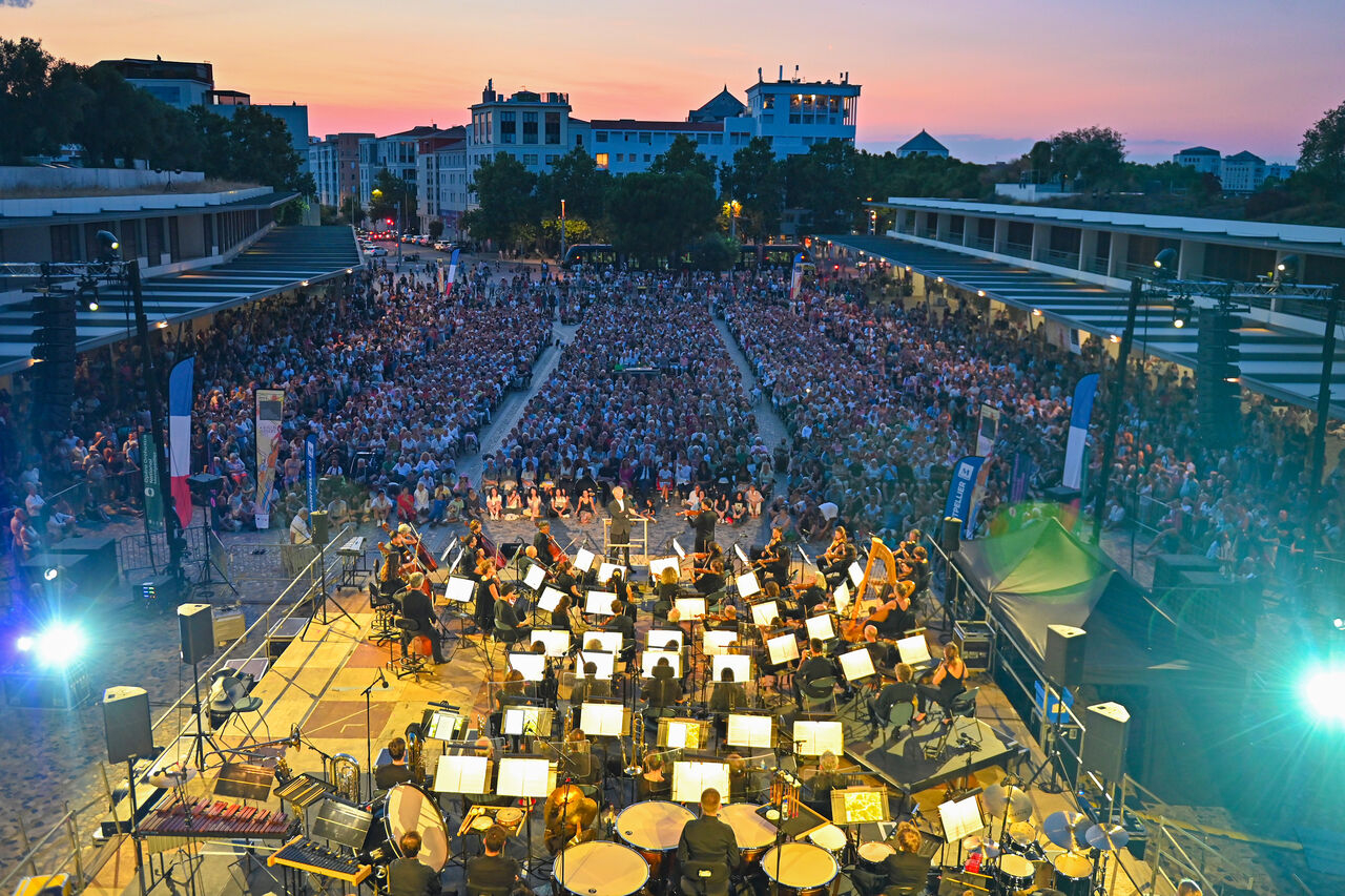 concert sur le parvis de l'hôtel de Ville