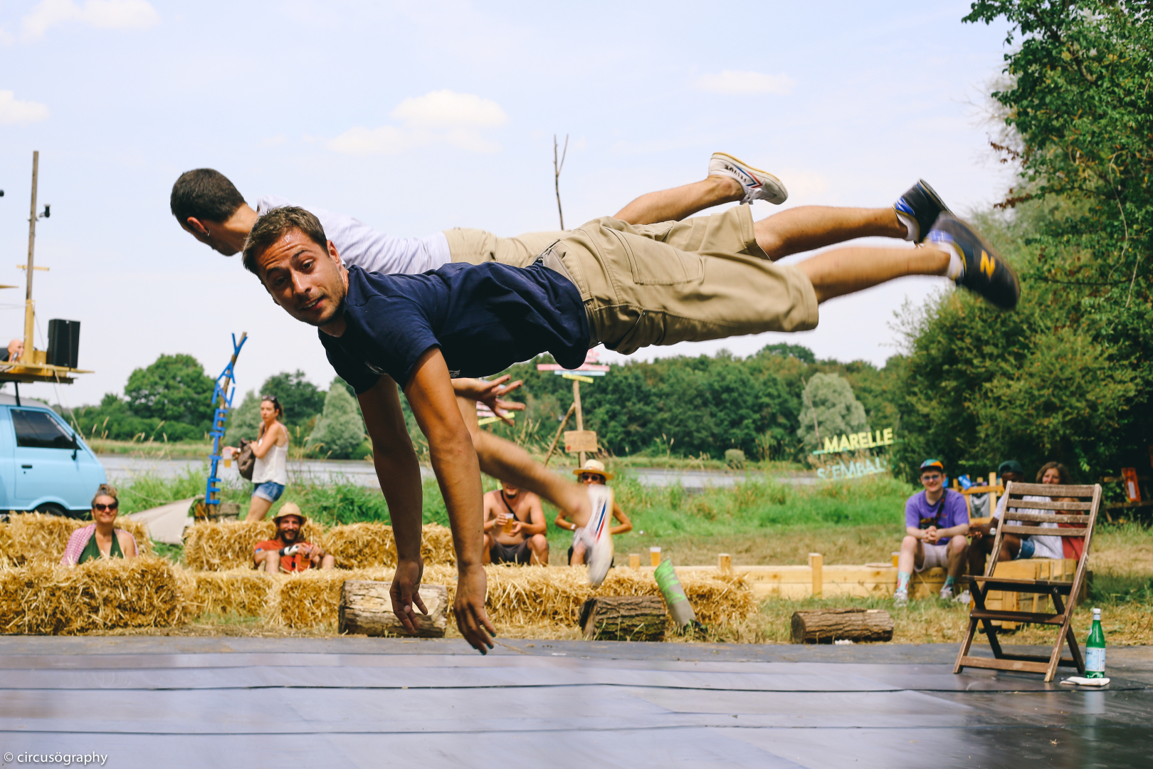 Les acrobates de la Cie Sans Blague