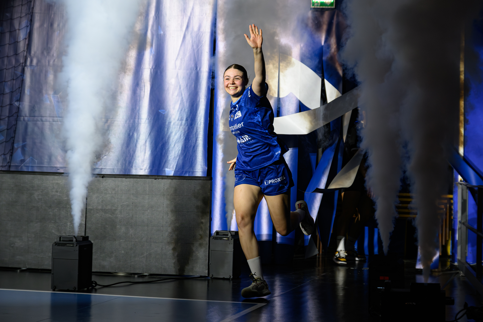 entrée joueuse MHB lors du dernier match de la saison 