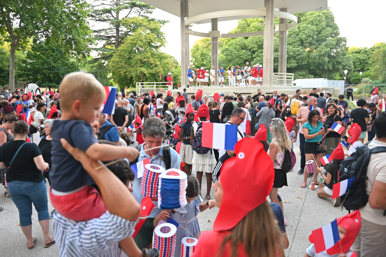 La distribution des flambeaux, bonnets et drapeaux est toujours un moment de joie partagée entre toutes les générations