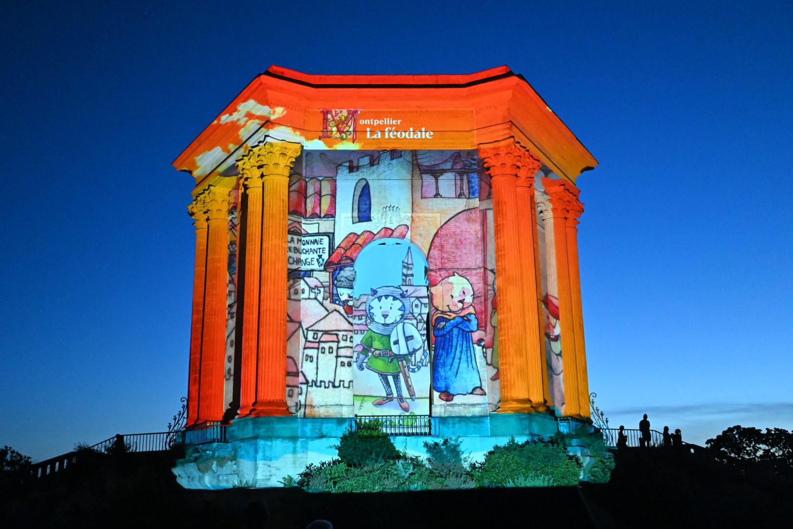 La nuit tombée, le château d'eau du Peyrou se transforme
