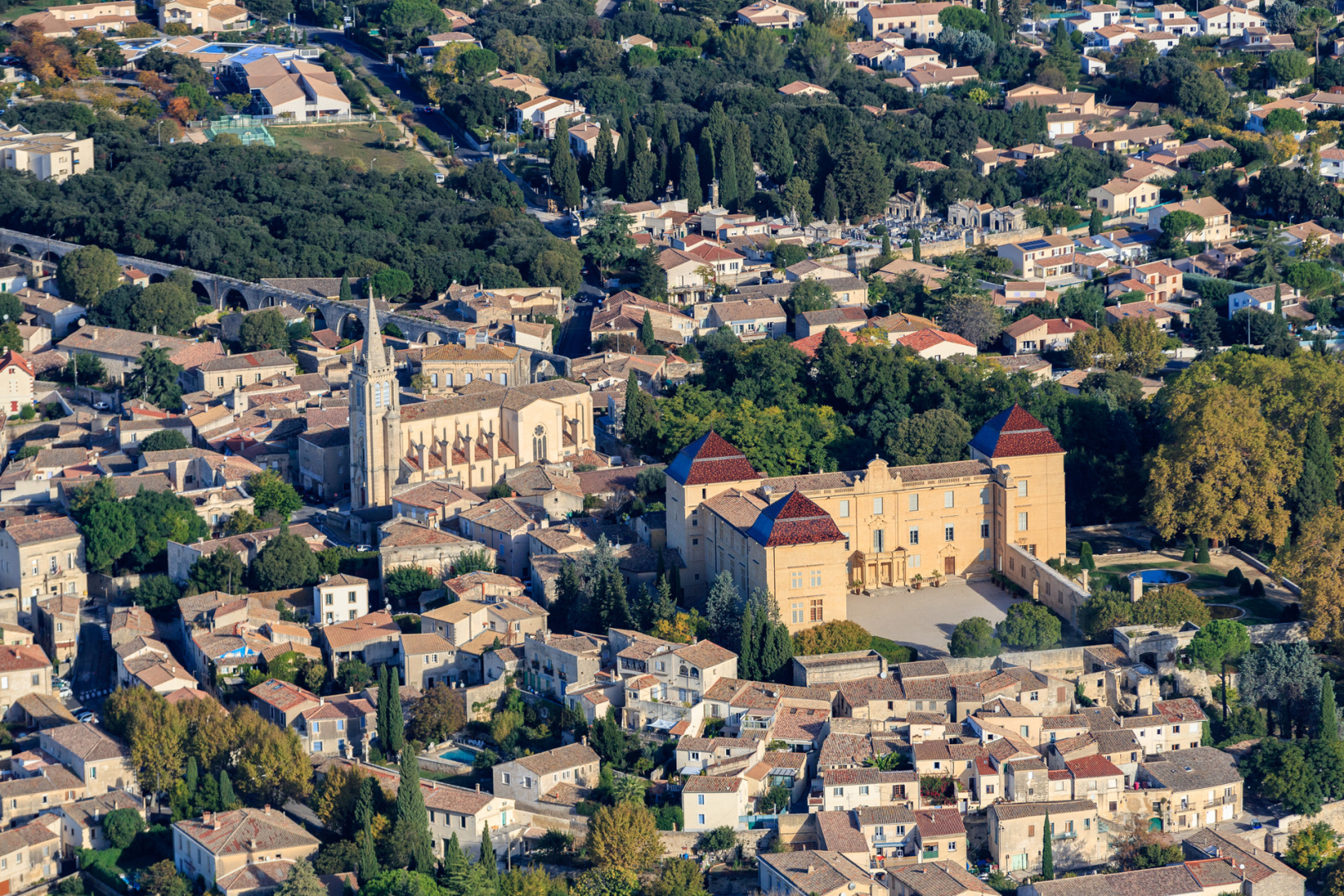 Le Château de Castries au coeur de la commune domine la plaine depuis quatre siècles