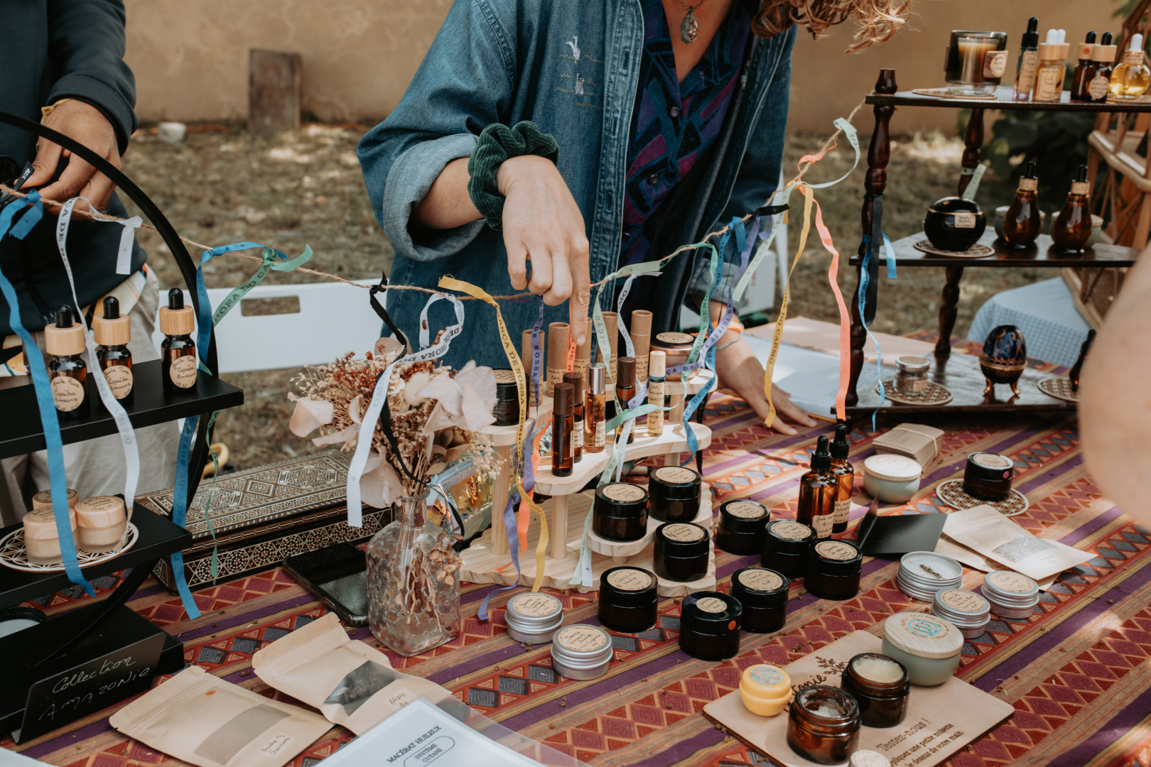 un stand d'artisanat