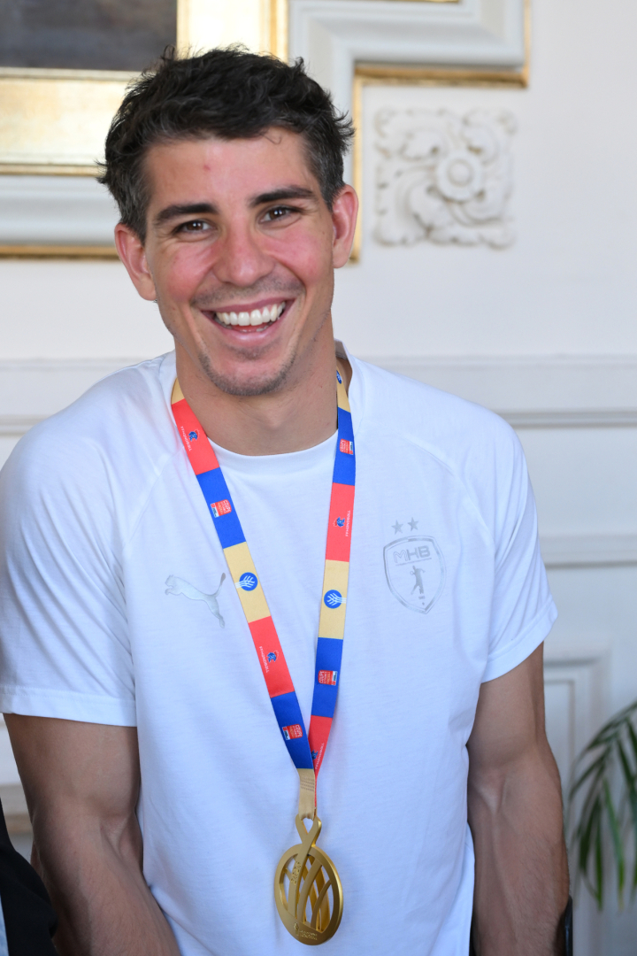La médaille de la Coupe de France 2026 autour du cou, au balcon de l'opéra Comédie,  pour la 2e année consécutive