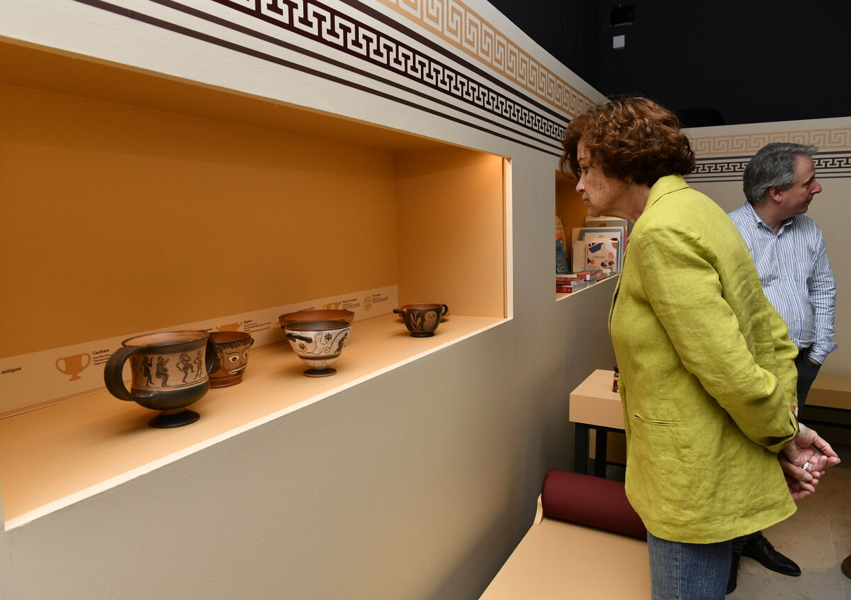 les visiteurs devant les vitrines