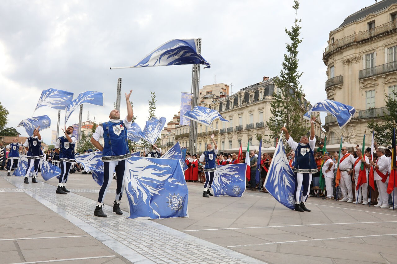 les lanceurs de drapeaux sur la place de la Comédie 