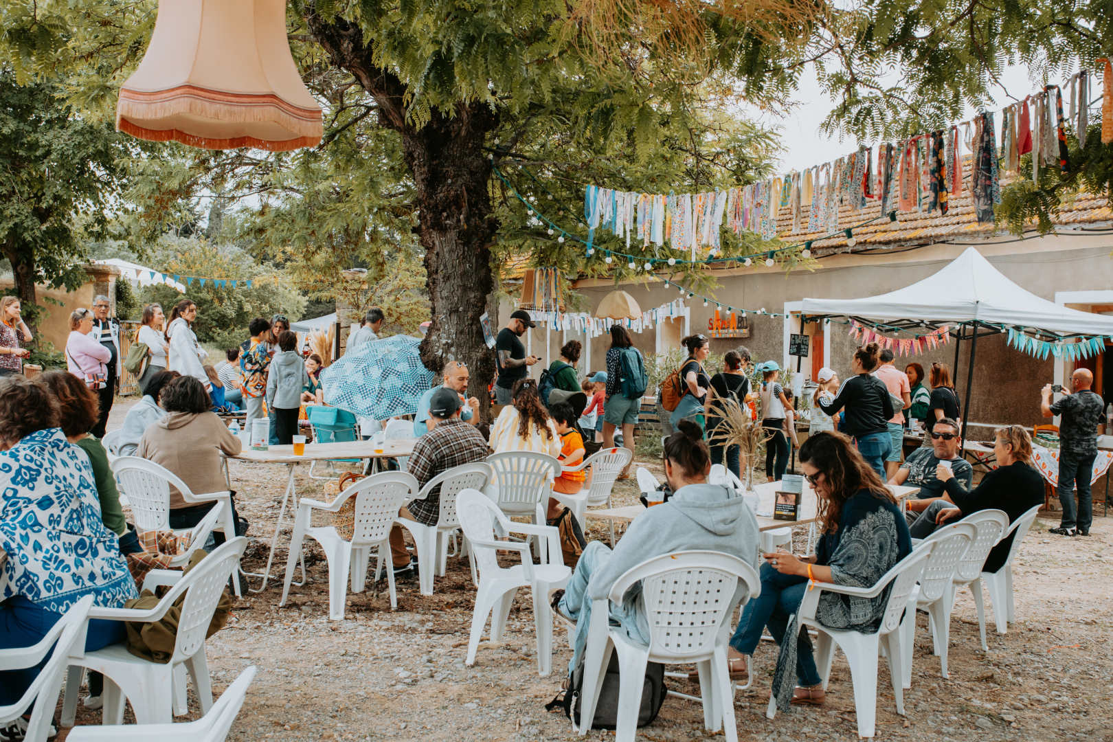 des personnes dans la cour de Mirabeau lors d'un événement festif