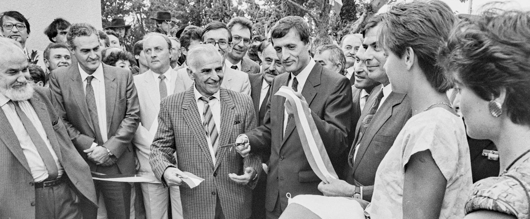 la coupure de ruban lors de l'inauguration 