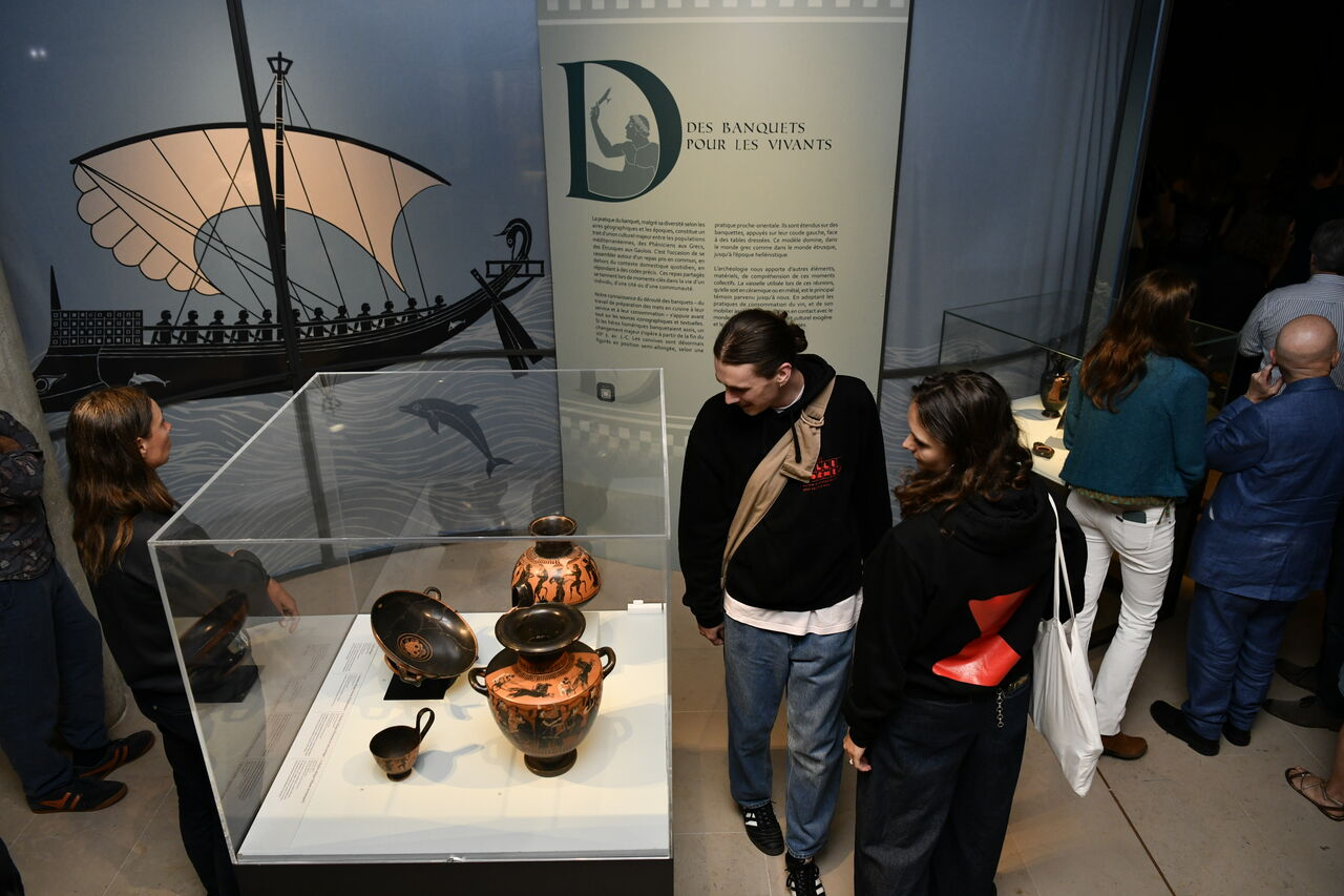 les visiteurs devant une vitrine 