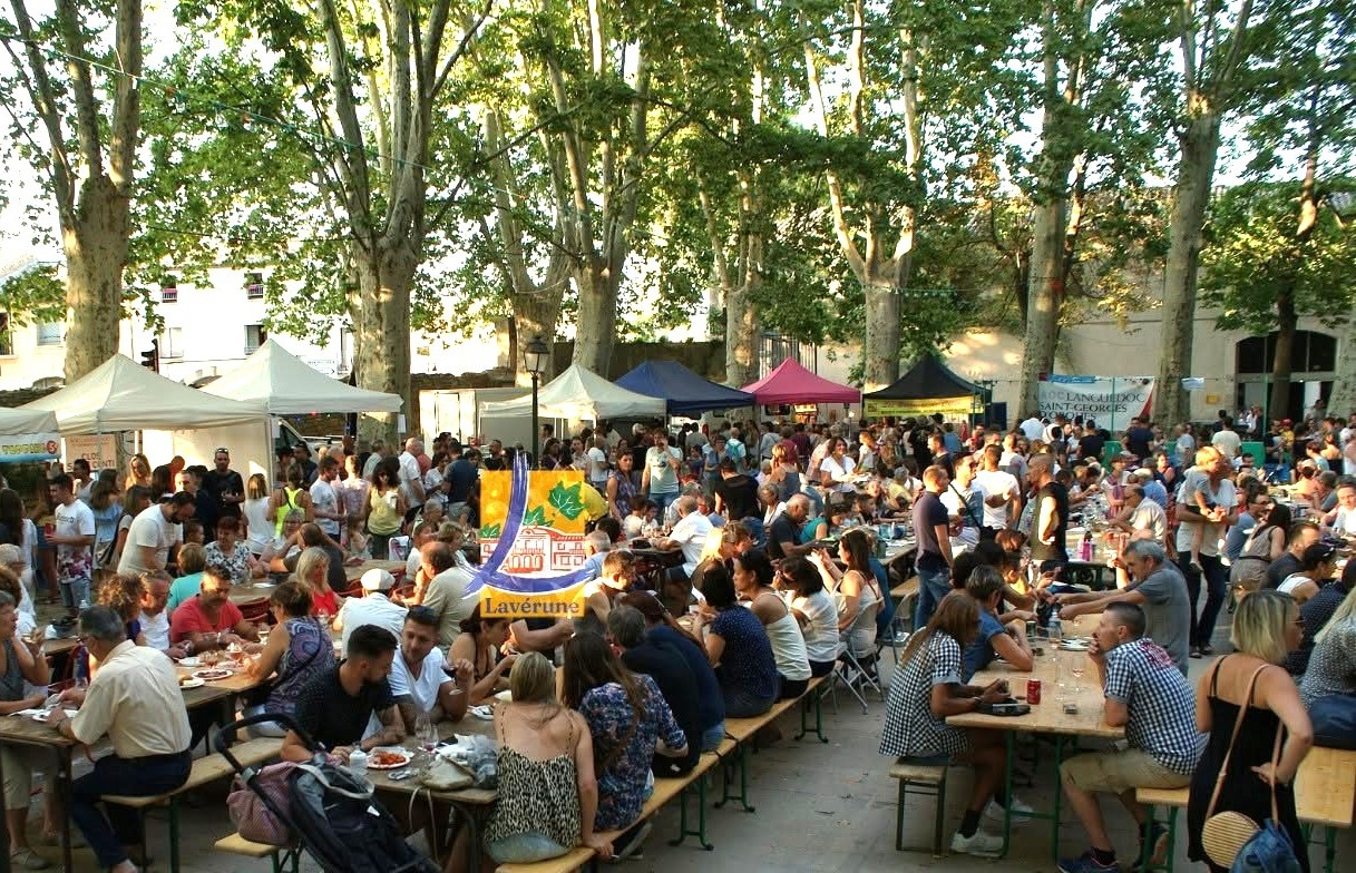 les participants attablés dans le parc