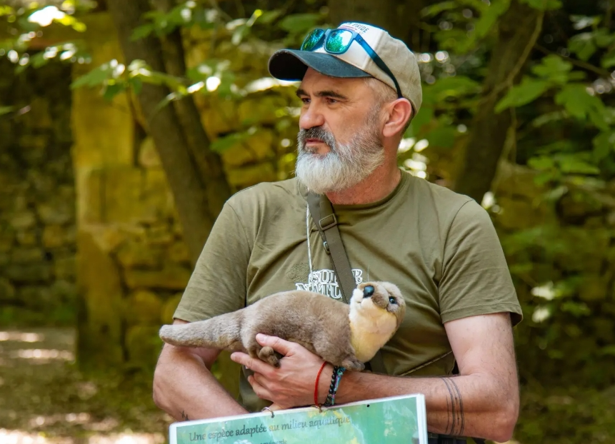 le guide avec une loutre en peluche 
