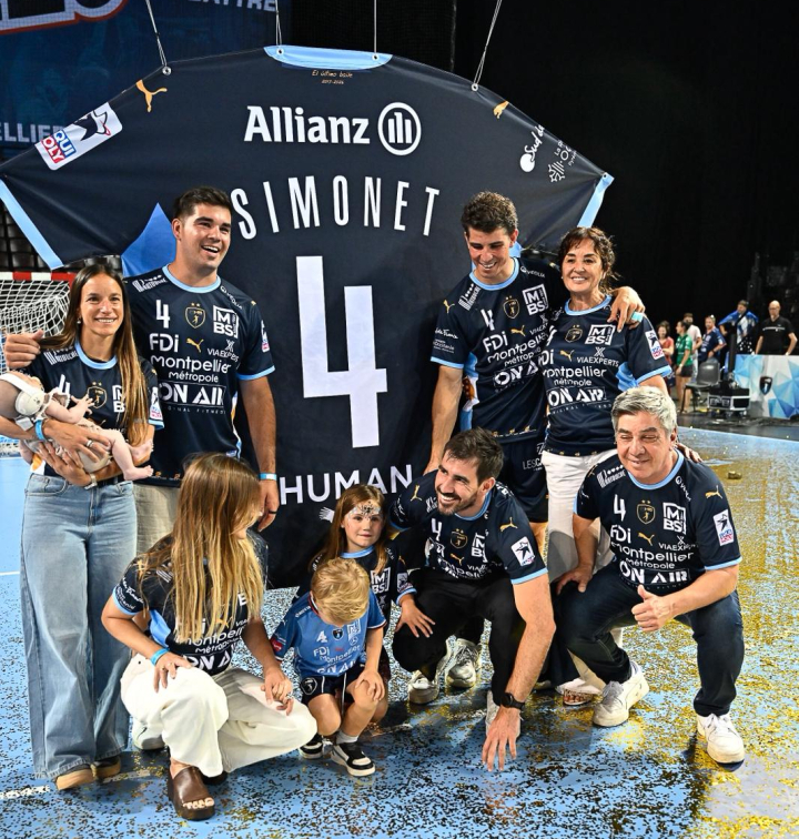 Diego Simonet entouré de sa famille le 6 juin à la Sud de France Arena pour son dernier match de handball