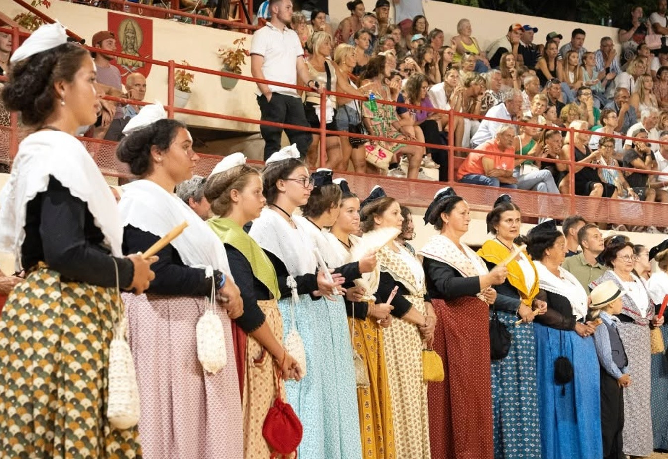 Photo Arlésiennes en costume dans les arènes