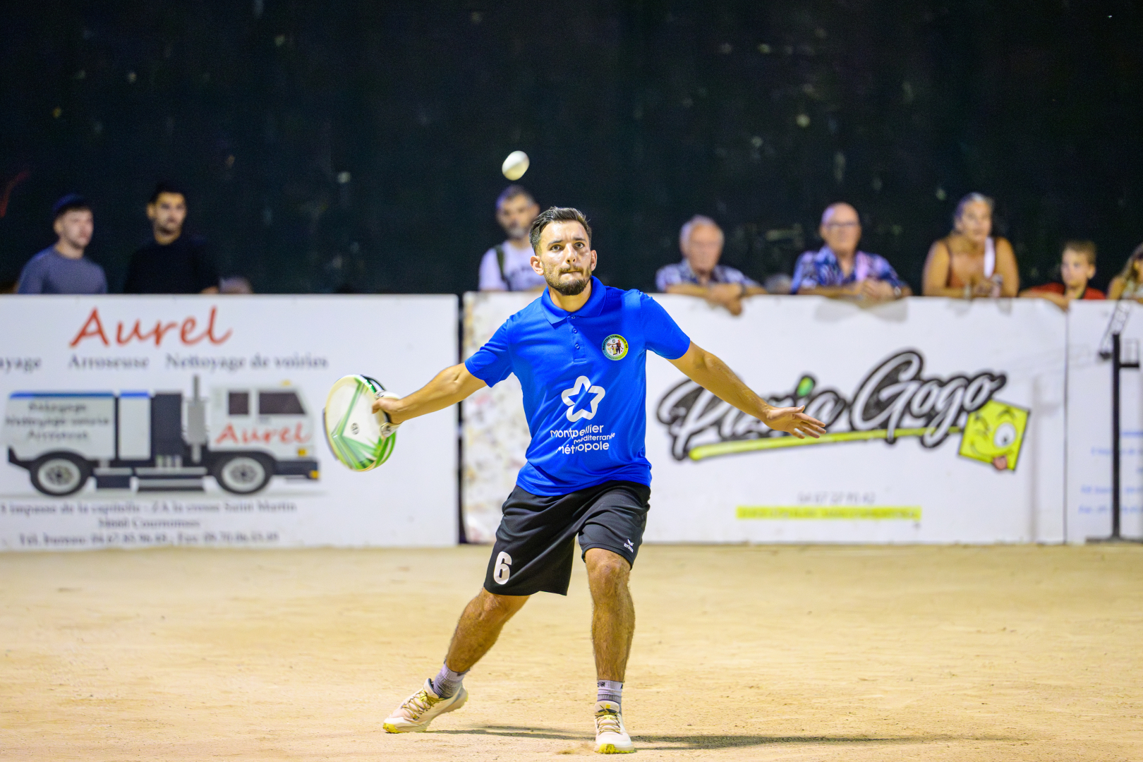 un joueur de tambourin sur le cour