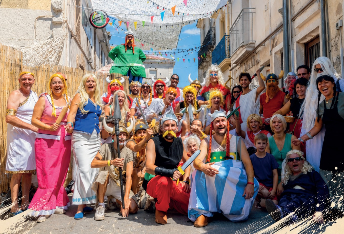 Photo de Vendargues et les habitants habillés en personnages d'Astérix