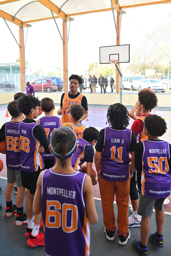 jeunes joueurs éducateur playground couvert