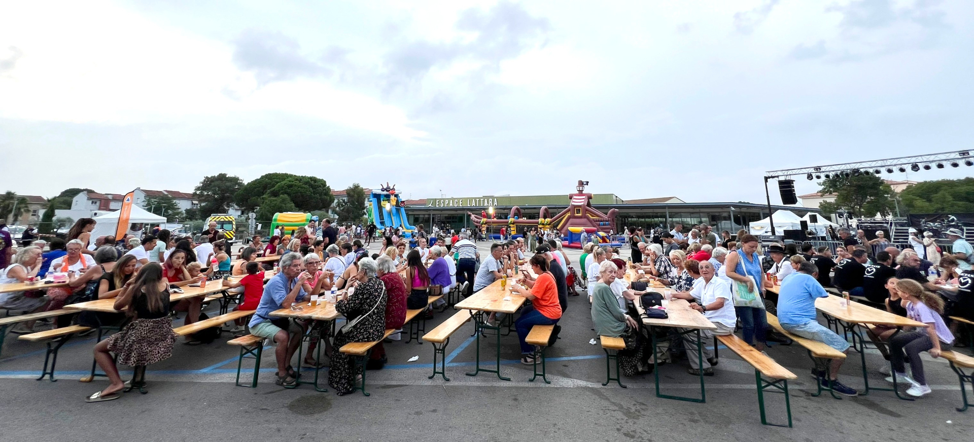 Repas partagé sur les grandes tables à Lattes