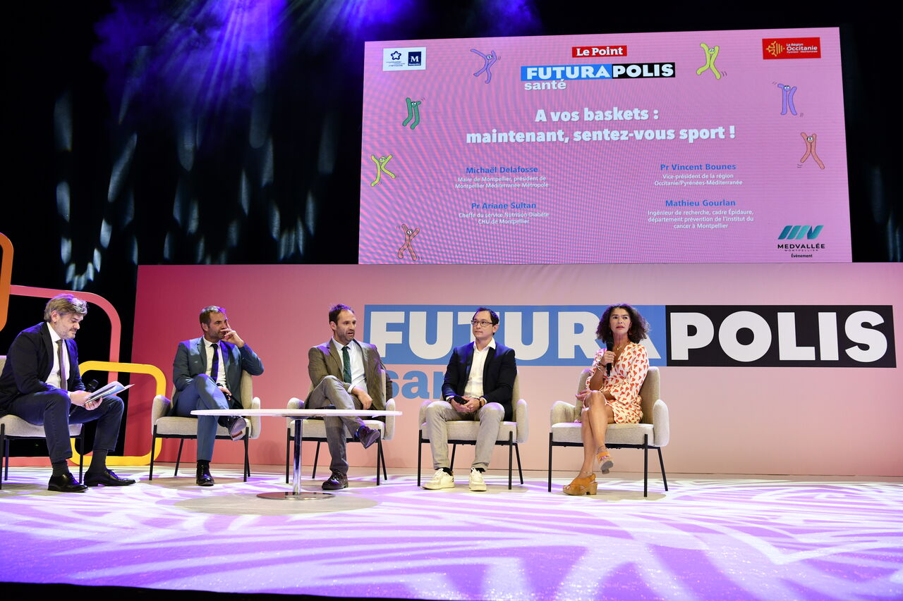 des conférenciers sur la scène de l'opéra