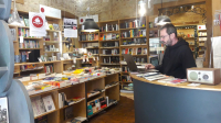 Waldeck, le gérant, derrière son comptoir