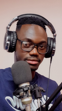 Micro, casque, Islam Deguenou, reporter citoyen numérique 