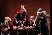 Personnages en costume, avec chapeaux et casques d'époque