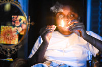 Une femme regarde s'enflammer deux allumettes