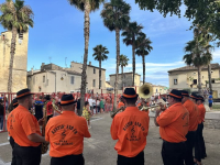 Photo de musiciens de fanfare en tshirt orange