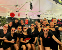 Photo de groupe avec éventails et lunettes 