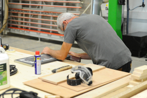 Réalisation de décors pour les plateaux télévisés de Saint Pierre et Miquelon en cours dans la menuiserie de Vendargues