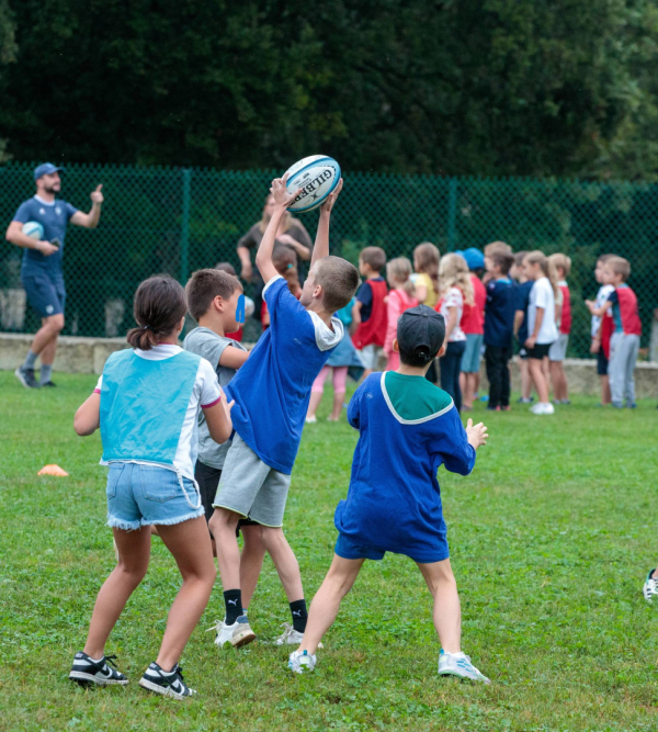enfant jouent au rugby
