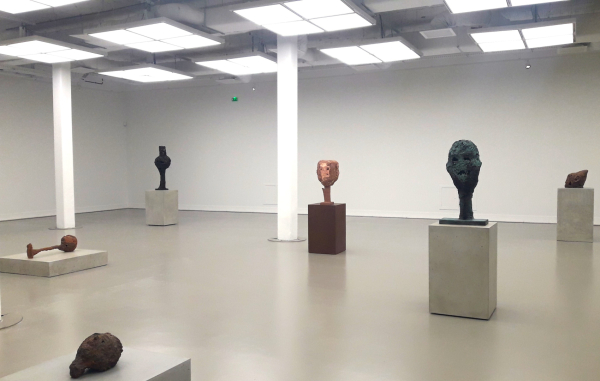 Salle de sculptures de l'exposition