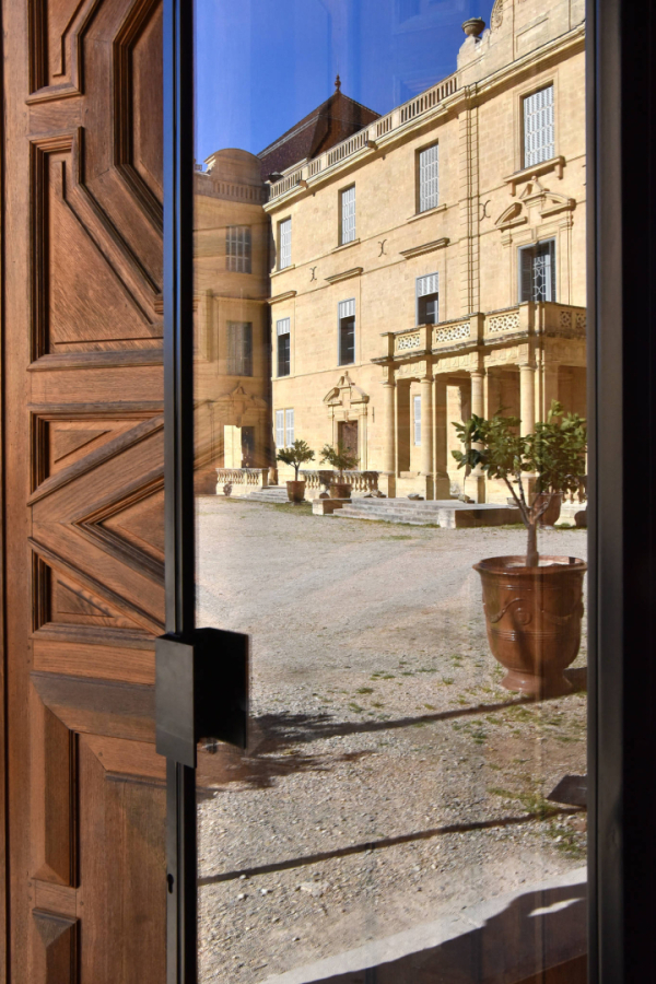Porte donnant sur la cour du château de Castries