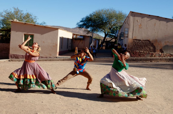 Robyn Orlin et le Garage Dance Ensemble & Ukhoikhoi